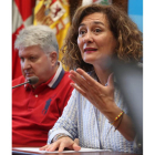 La alcaldesa, ayer con Miranda, valorando el pleno perdido. ANA F. BARREDO