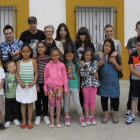 La profesora Margarita Carbón rodeada de alumnos de los pueblos de Arganza y Canedo.