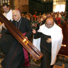 El obispo de León, Julián López, lleva la caja que contiene el bastón de Santa Teresa hasta el altar de la Catedral.