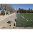 Las obras del campo de fútbol de La Granja siguen su curso con el muro para sujetar el vallado. MARCIANO PÉREZ