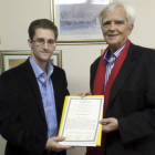 Snowden junto al parlamentario de Los Verdes Ströbele, al que entregó la carta.