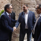 Artur Mas saluda al líder de ERC, Oriol Junqueras, este domingo en Cardona.