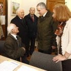 El alcalde y la concejala de Bienestar Social charlan con mayores en el punto de información.