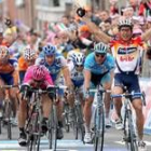 McEwen celebra su triunfo al llegar a la línea de meta en la segunda etapa del Giro de Italia