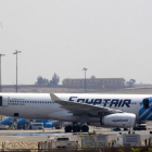 Un avión de Egyptair en el aeropuerto de El Cairo, el pasado marzo.