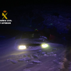 Uno de los vehículos atrapados en la nieve cerca de Puebla de Lillo, SUBDELEGACIÓN DEL GOBIERNO