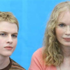 Mia Farrow y su hijo biológico Ronan en el 2004.