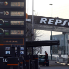 Un gasolinero trabaja en una de las estaciones de servicio de León.