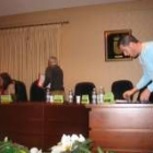 Momento en el que IU, UPL  y el  independiente dejan el pleno