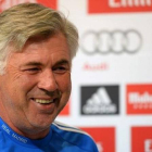 Ancelotti, sonriente en la sala de prensa de Valdebebas.