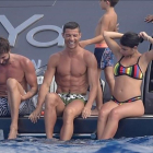 Cristiano Ronaldo y Georgina Rodríguez, durante una de las paradas del yate que les lleva por aguas de Formentera.