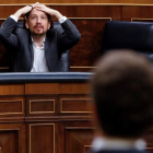 Iglesias escucha la intervención de Pablo Casado, durante la última sesión en el Congreso. BALLESTEROS