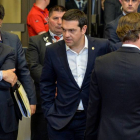 El primer ministro de Grecia, Alexis Tsipras, sale de la primera jornada de la cumbre de jefes de Estado y de Gobierno de la Unión Europea.