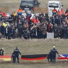 Los familiares de los fallecidos participan en un homenaje en su memoria llevado a cabo a las afueras de la localidad de Le Vernet.