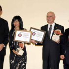 Rosa Conde, gerente de León y Eusebio Pérez, presidente de Salamanca, reciben los premios.