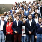 Albert Rivera, presidente de Ciudadanos, en el centro, posa junto a los cabezas de lista del partido del 20 de diciembre, con los que se ha reunido en un hotel de Madrid.