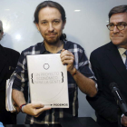 Pablo Iglesias acompañado por los economistas Vincenç Navarro y Juan Torres.