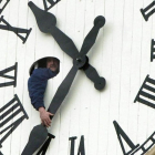 Un trabajador cambia la hora de un reloj en Ontario, Canadá. / CLIFFORD SKARSTEDT (AP)