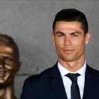 Cristiano Ronaldo en Madeira, junto al busto que le realizaron en su país.