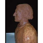 Imagen de la reconstrucción facial de Vermudo III que realizó el profesor colombiano José Vicente Rodríguez en 1997. A la derecha, escultura yacente del monarca en el monasterio de Nájera. Abajo, lápida en San Isidoro. DL