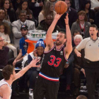 Un momento del histórico duelo entre los hermanos Gasol, anoche.