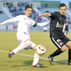 Jonathan Ruiz pugna por un balón con el capitán del Real Jaén,  Fran Machado.