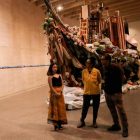 Kristine Guzman, comisaria de la exposición, e Isabel Aquilizan y Alfredo Aquilizan, artistas. DL