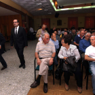 El abogado, con corbata, ayer entrando en La Obrera para hablar sobre las preferentes.