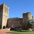 Fachada principal de la fortaleza donde destaca su esbelta torre del homenaje. MEDINA