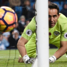 Claudio Bravo mira cómo la pelota se cuela en su portería, lo que significaba el empate del Middlesbrough en el tiempo añadido.