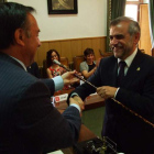 José Luis Fernández Montiel entrega a Palazuelo el bastón de mando del Ayuntamiento.