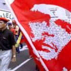 Un grupo de leales a Chávez camina por el centro de Caracas con una imagen de Che Guevara