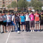 Los jugadores de la Deportiva con Carolina Rodríguez y alumnos del instituto Álvaro de Mendaña.