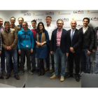 El concejal de Deportes José María López Benito, en el centro, acompañado por los patrocinadores de la Media Maratón.