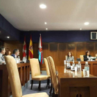 Las sillas vacías del grupo de concejales del PSOE, nada más abandonar el salón de plenos. DL