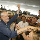 El secretario general del PSOE-A, José Antonio Griñán, aplaudido tras su nombramiento.