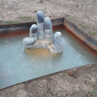 La mano del Celorio, la escultura que Amancio cedió a Paradilla de Gordón, ayer, rodeada de hielo. DL