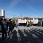Trabajadores, familiares y vecinos de Folgoso se manifestaron ayer ante la planta. ANA F. BARREDO