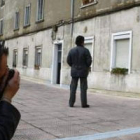 El portal y las tres persianas blancas bajadas corresponden a la vivienda donde ocurrió el accidente