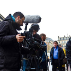 El director de la cinta, Gabriel Folgado, agachado a la derecha en un momento del rodaje del documental en París.
