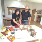 Dos de los impulsores de la curiosa y rica biblioteca de la localidad de Viloria, Castropodame. DL