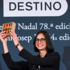 Inés Martín muestra orgullosa el premio conseguido anoche. TONI ALBIR