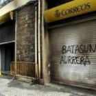 Fachada de una oficina de Correos de San Sebastián, que fue incendiada el jueves por desconocidos