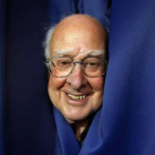 Peter Higgs posa para los fotógrafos
