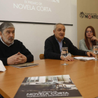 Ángel Penas, Dionisio Domínguez y Andrea Gutiérrez, ayer, en la presentación del premio. F. OTERO