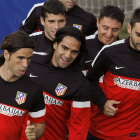 Los jugadores del Atlético de Madrid con Falcao en el centro, no renuncian a nada en la Copa.