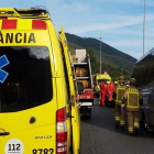 Efectivos de emergencias trabajan en el accidente de la C-17 a la altura de La Garriga.