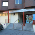 Entrada principal del centro de salud de Picotuerto, en Ponferrada.