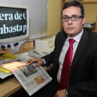 El director de la Once en León, Óscar Pérez López, utiliza una lupa especial para leer el DIARIO DE LEÓN.