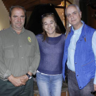 Javier Alonso, Blanca Fernández Ochoa y Juan Luis Pérez, en el hotel de Llánaves de la Reina.